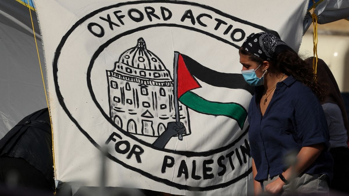 Házfoglaló palesztinpárti tüntetőket vettek őrizetbe Oxfordban – Mandiner