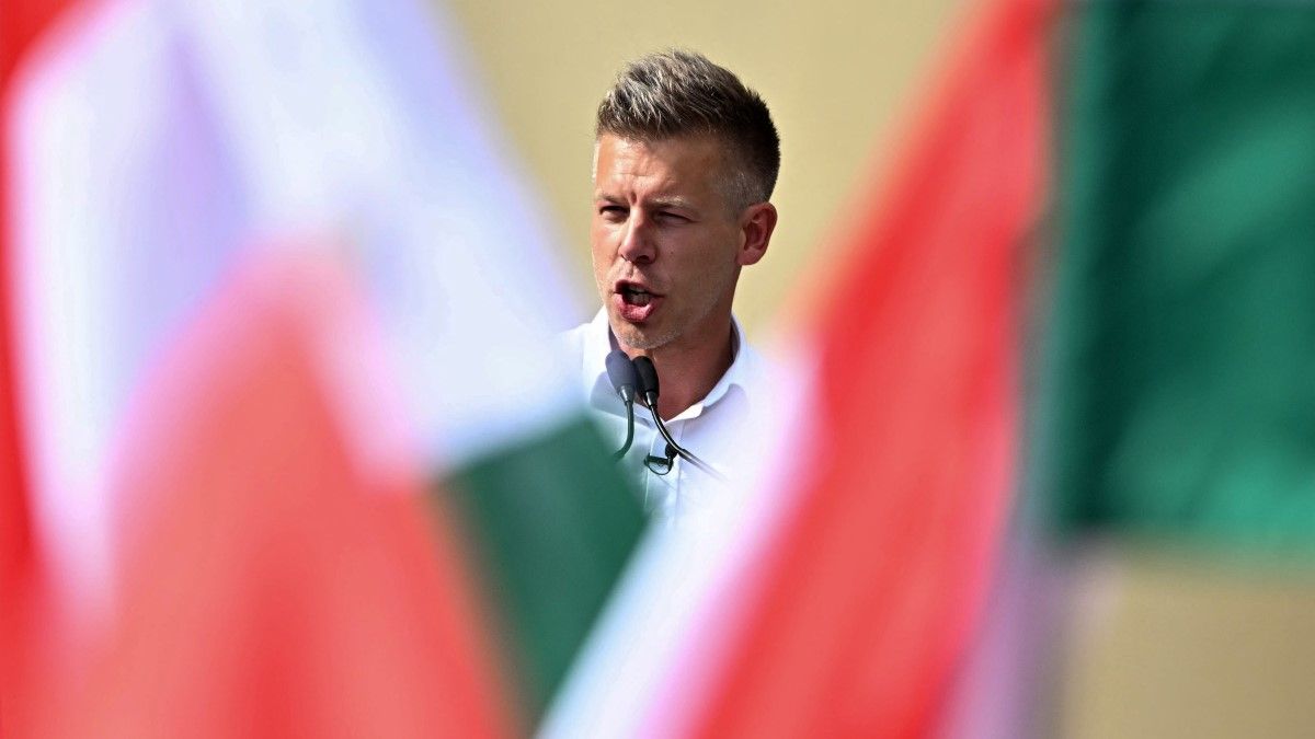 Kedves Péter! Hiába fenyegeted majd nadrágszíjjal a benzin árát, nem fog megijedni