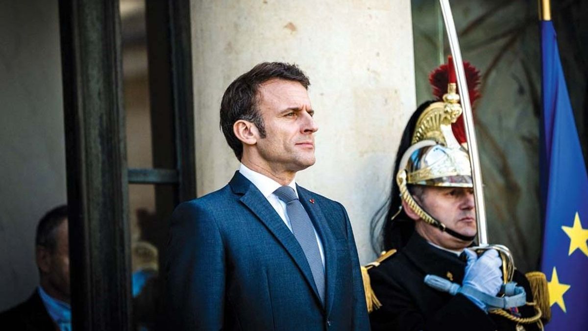 Francia kormányfő: Macron nem megy sehova