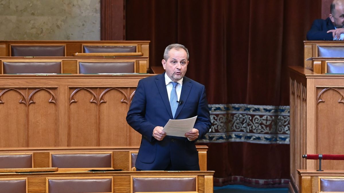 Budai Gyula: Szorul a hurok Karácsony körül