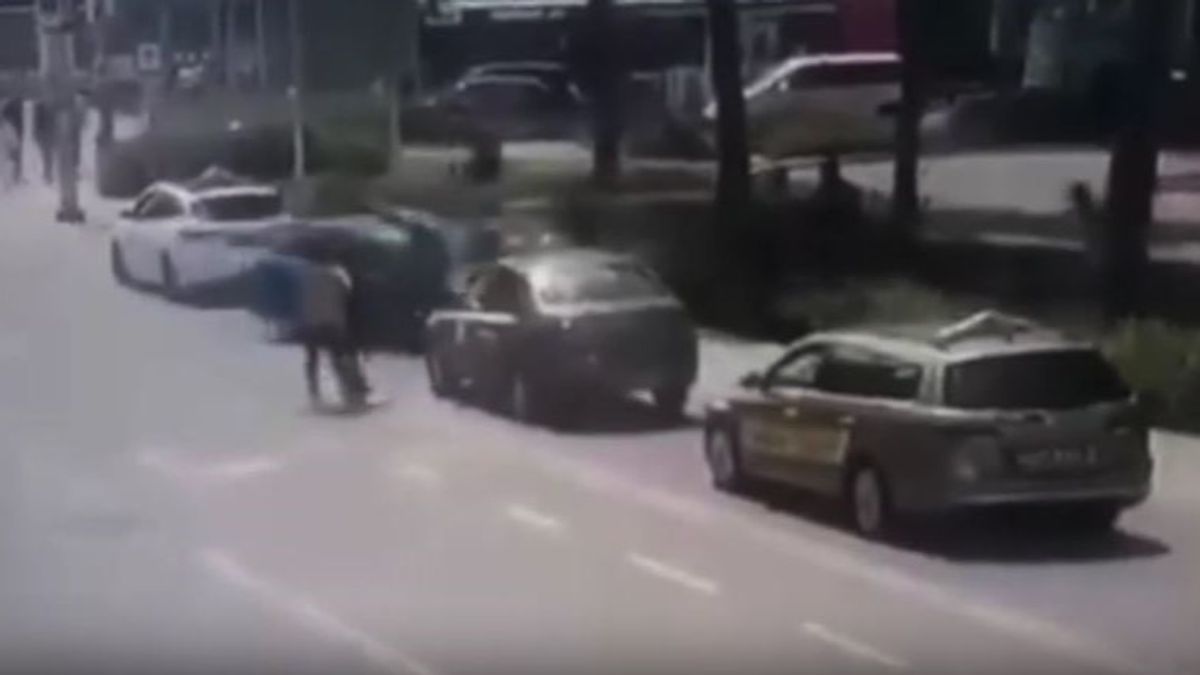 Döbbenetes képsorok: nem volt elég a macséta, két embert is elgázoltak Pécsen (VIDEÓ)