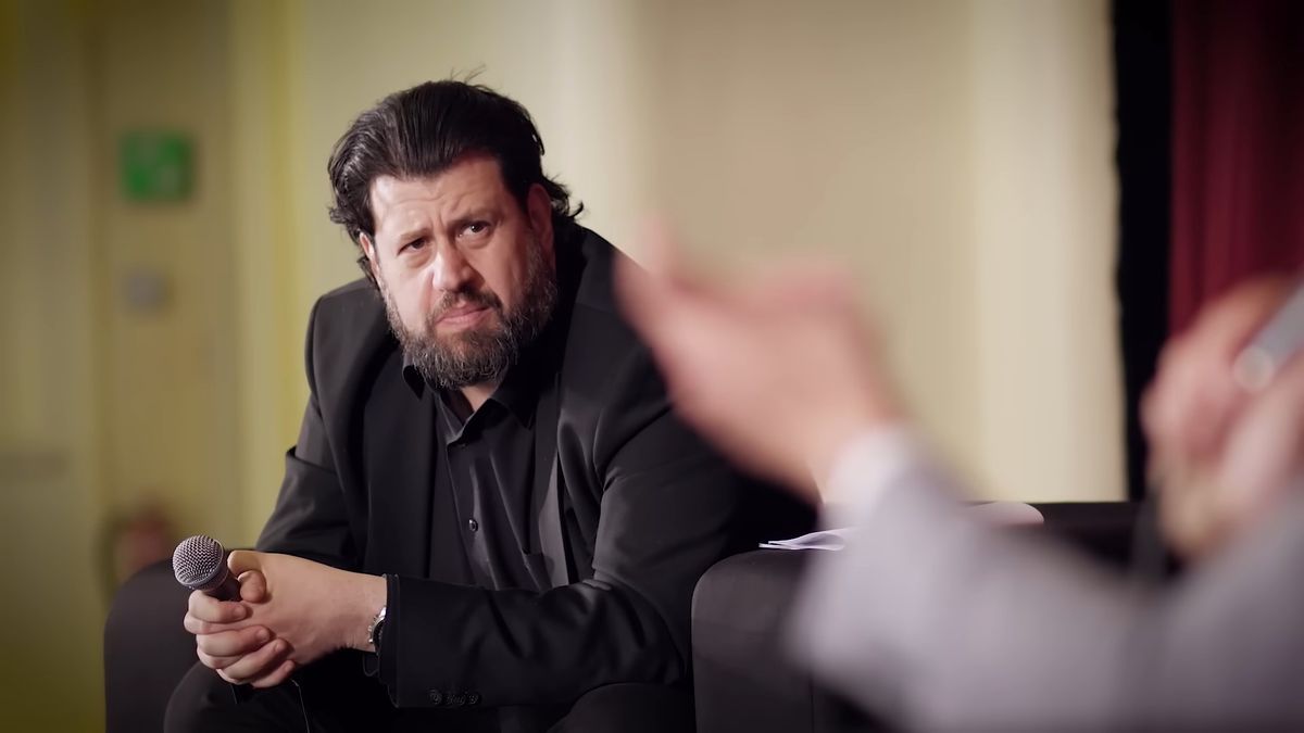Az élmény, amikor Puzsér, a Temuról rendelt „telivér metafizikus” kérdőre vonja a „Messiást” – megfizethetetlen