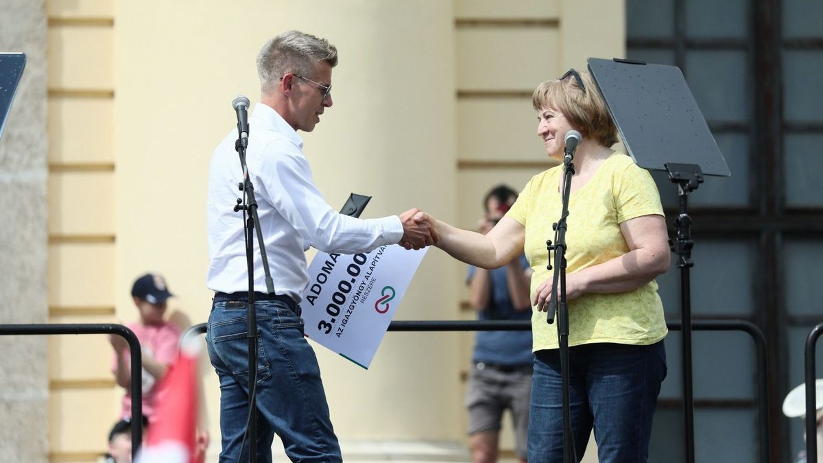 Magyar Péter már a vonaton sem érzi magát biztonságban: testőrök gyűrűjében kísérték Debrecenbe