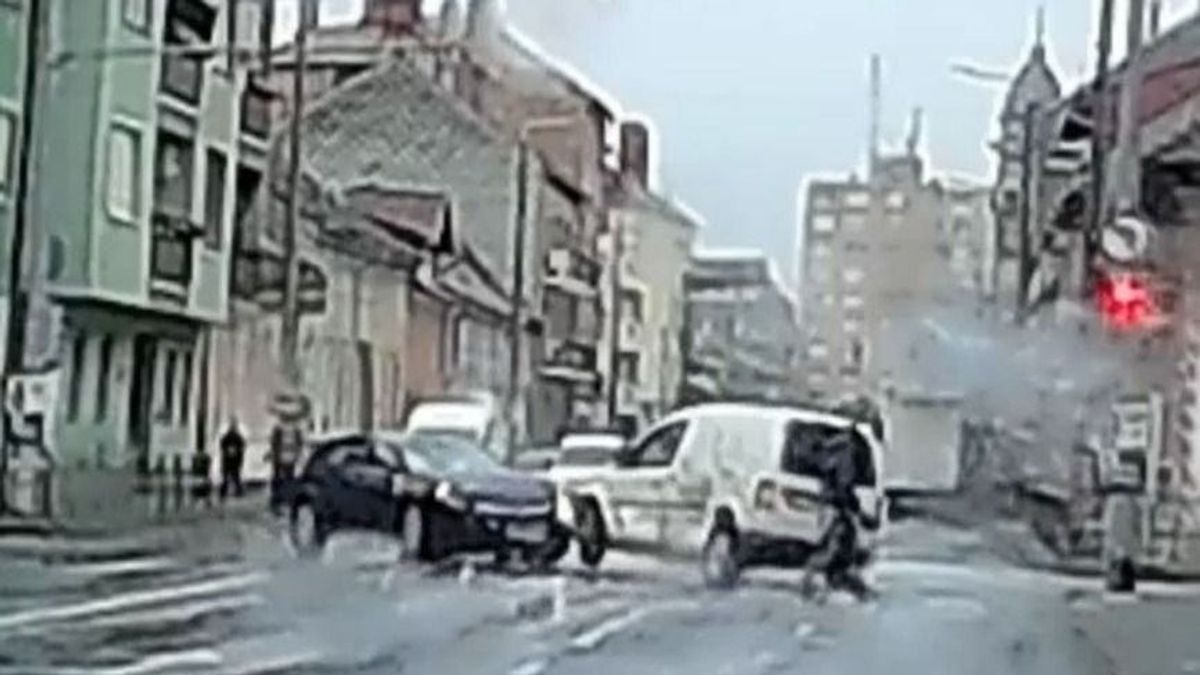 Centiken múlt az élete a szombathelyi zebrán sétáló embernek (VIDEÓ)