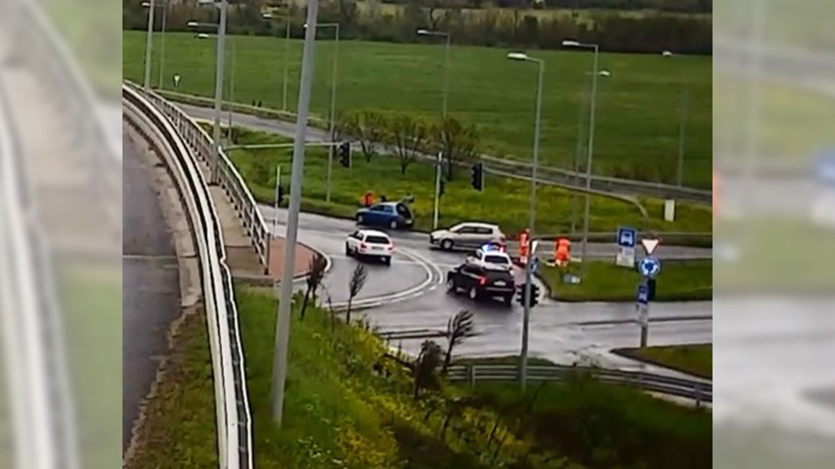 Rögtön két baleset: kifogott az autósokon a turbókörforgalom (VIDEÓ)
