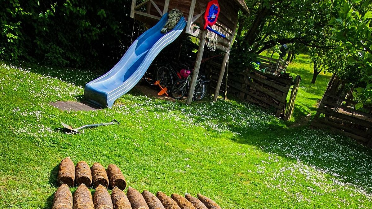 Esővízgyűjtőt akartak ásni, de 34 darab második világháborús gránát került elő egy piliscsabai ház kertjében
