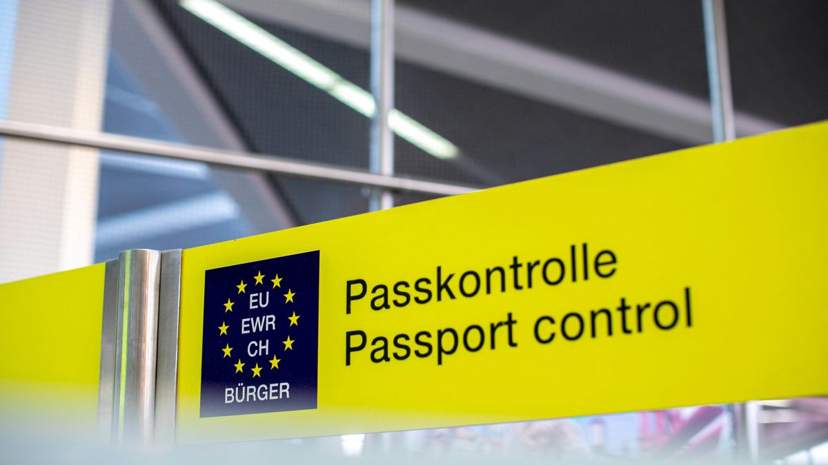 Ex-Frontex-igazgató: Ha a holdról jövünk, akkor elhihetnénk, hogy jó az EU-s határvédelem