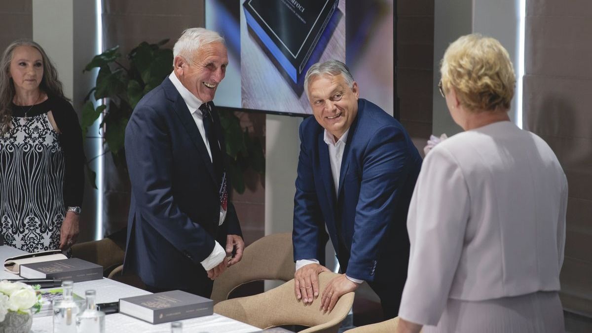 Szerelemfoci! Orbán Viktor mutatta be a felcsúti labdarúgás történetét feldolgozó kötetet
