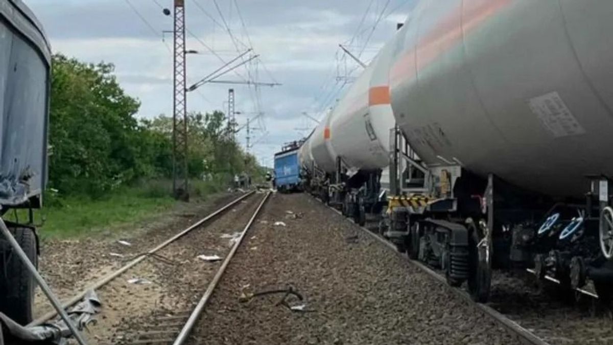 Tehervonat ütközött kamionnal Adácsnál, a baleset következtében több vonalon késnek a vonatok