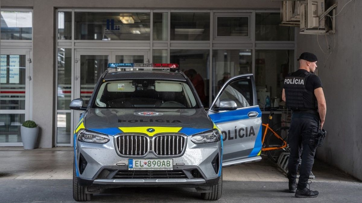 A szlovák rendőrség megerősítette az iskolák védelmét, és fokozta a rendőri jelenlétet több szerkesztőségben is