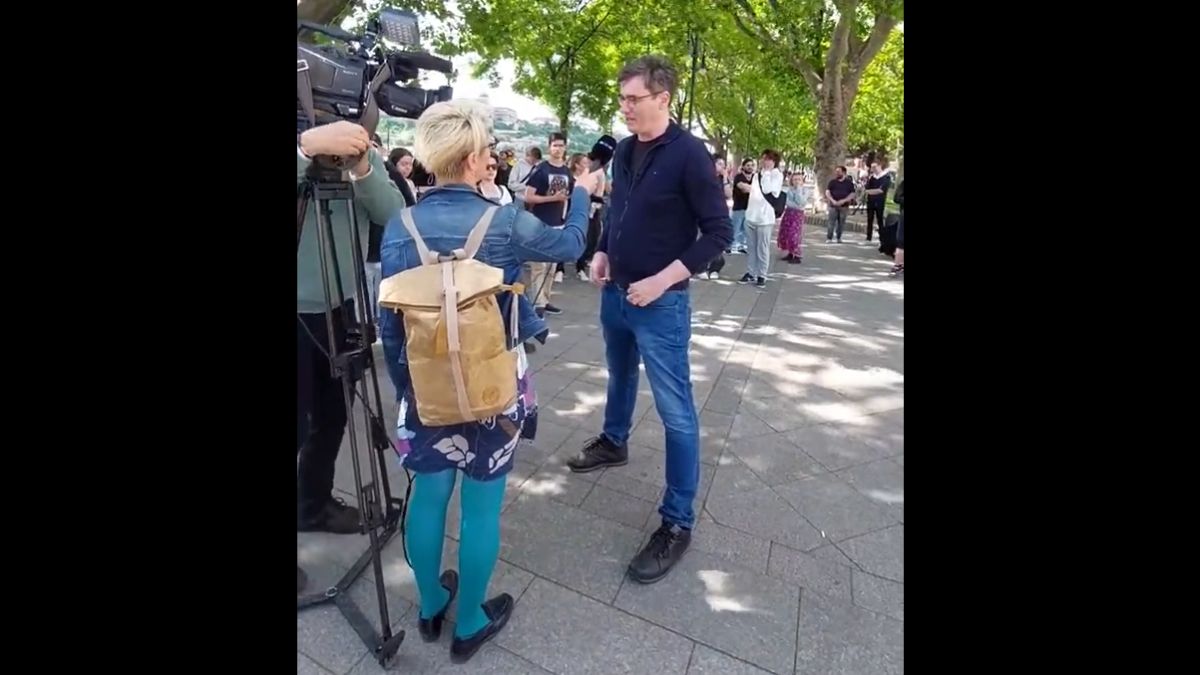 Videón, ahogy Karácsonnyal a saját sajtósa csinál interjút RTL-es mikrofonnal