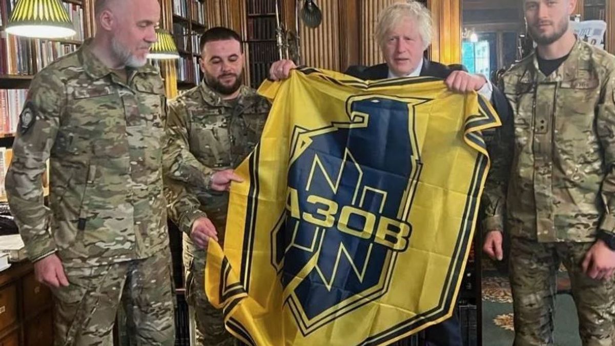 Botrány: Boris Johnson így ünnepelte az ukrán náci brigádot (Videó)