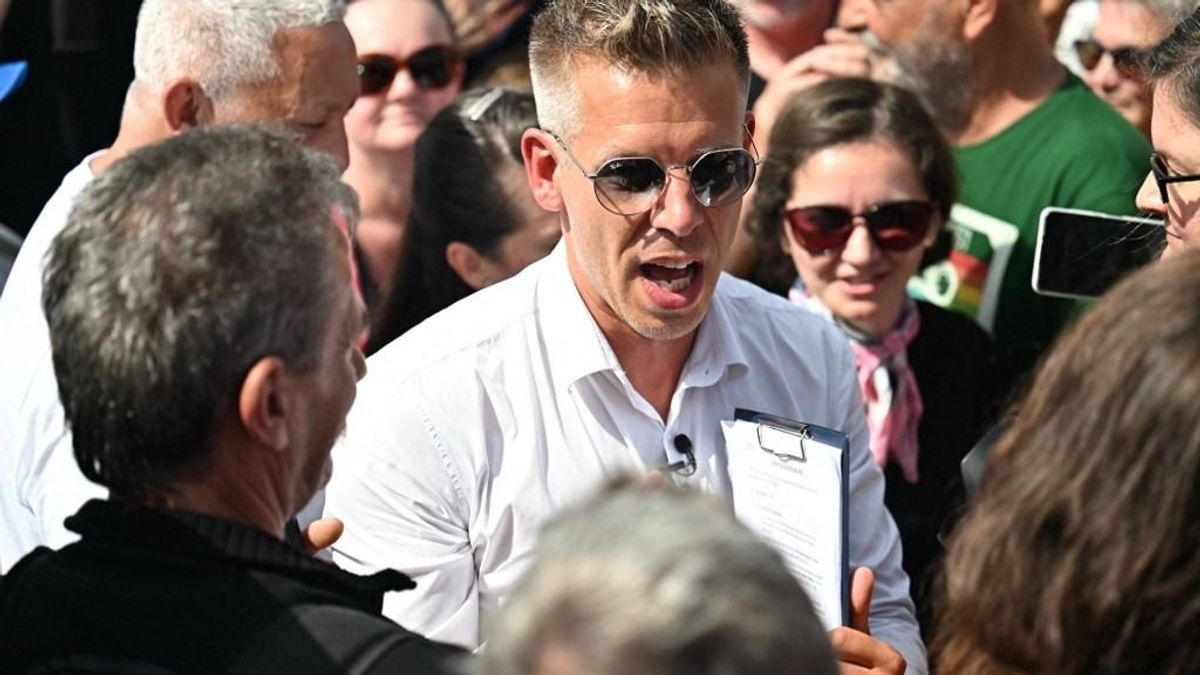 Gyöngyösön pózoltak a baloldali polgármesterjelöltek Magyar Péterrel