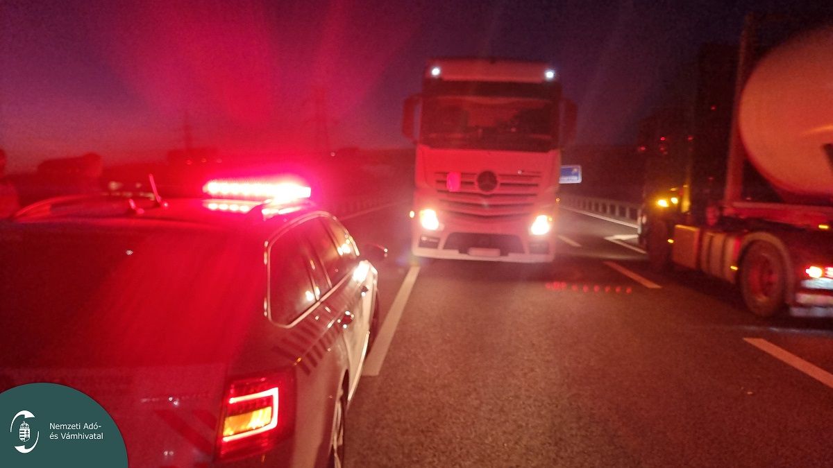 Életveszélyes manőver: forgalommal szemben hajtott egy kamionos az M30-ason