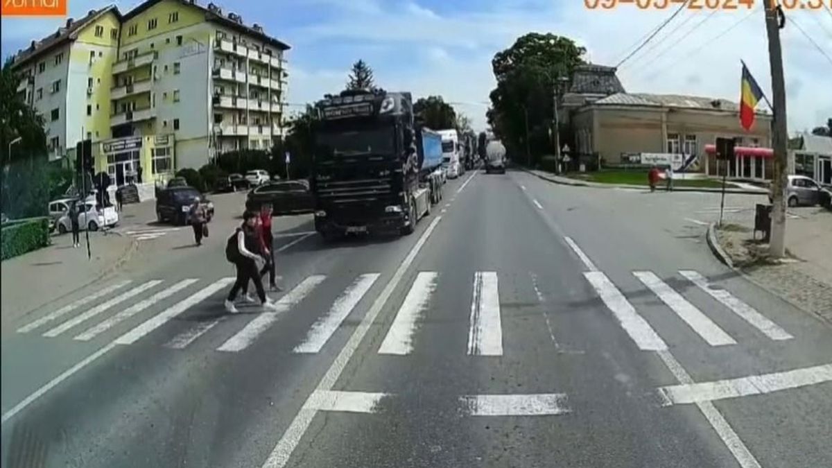 Sokkoló felvétel, ahogy a kamion elé lép az idős asszony (VIDEÓ)