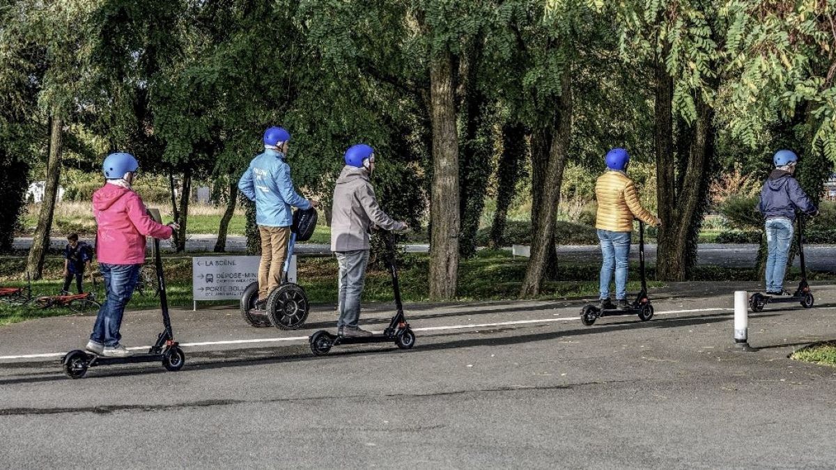 Fémrúddal a kezében támadta meg a háza előtt rollerező gyerekek apját