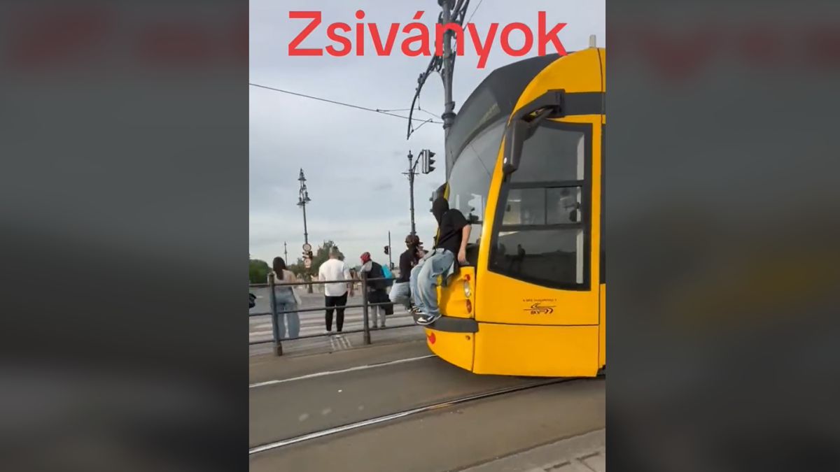 Rossz vicc: megint a pesti villamos ütközőjén utazott két fiatal (VIDEÓ)