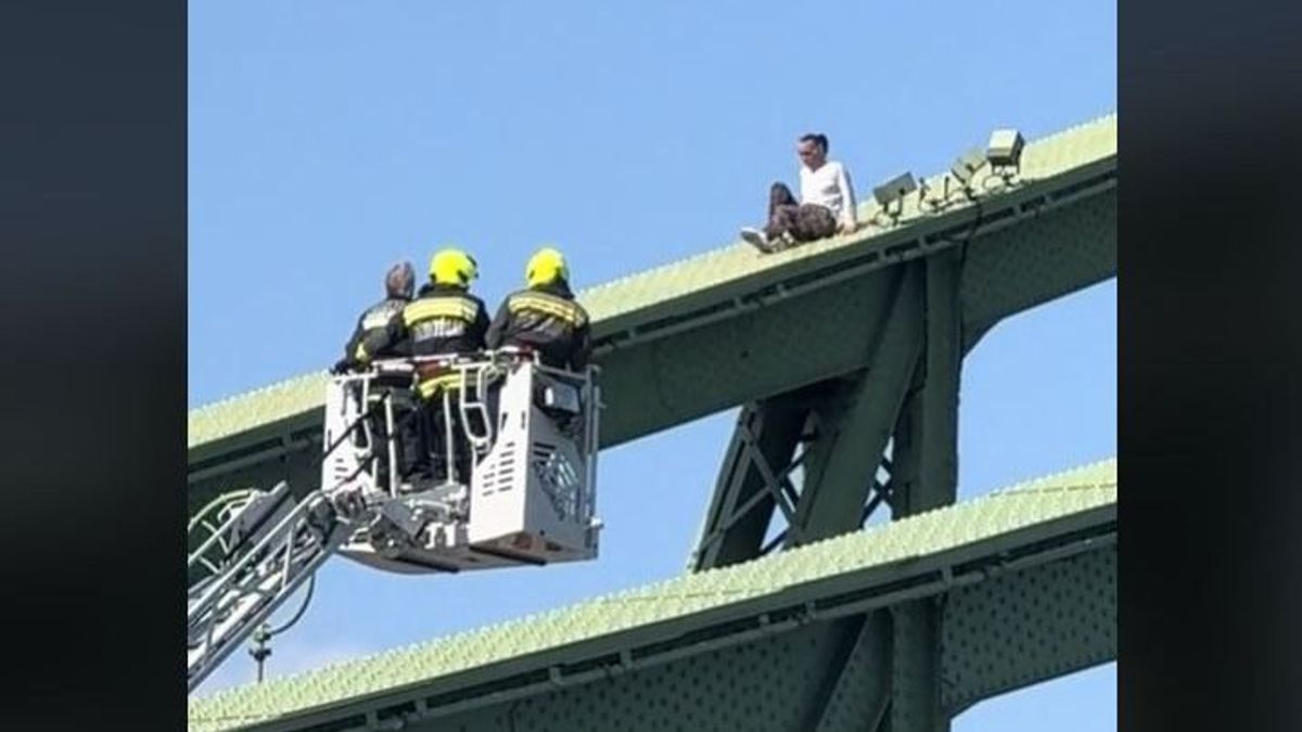 Videón az ember, aki felmászott a Szabadság-hídra (VIDEÓ)