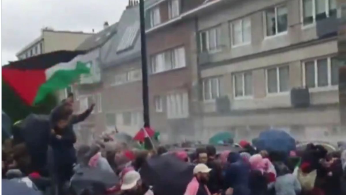 A belga rendőrség vízágyúkkal vetett véget egy Izrael-ellenes tüntetésnek (VIDEÓ)