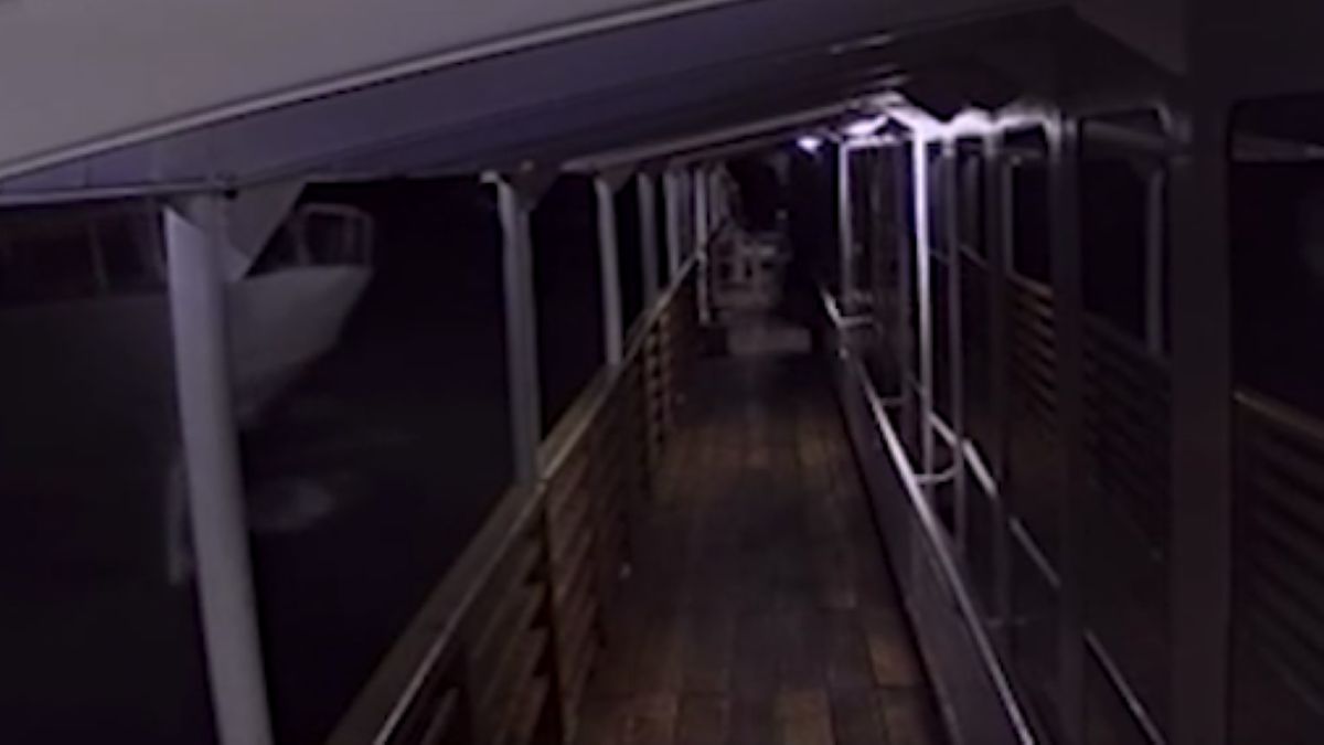 Döbbenetes videó: a híd alatt ütközött össze a két turistahajó
