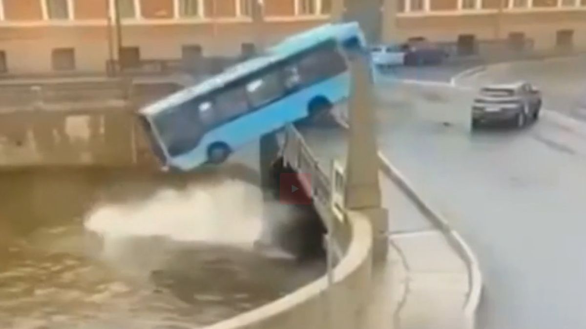 Tragédia Szentpéterváron – folyóba hajtott egy busz, többen meghaltak (VIDEÓ)