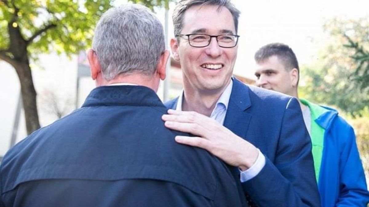 Karácsony Gergely a gazdájával járja az országot