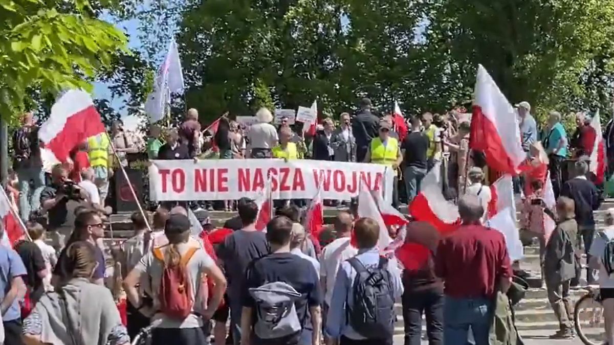„Nem a mi háborúnk” – az ukrajnai segélyek ellen tüntettek Varsóban (VIDEÓ)