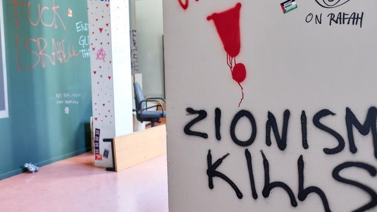 „Fuck Israhell”, „Dicsőség az intifádának!”, „Folyótól a tengerig” – őrületes pusztítást végeztek a szélsőbaloldali egyetemfoglalók a berlini Humboldt Egyetemen (FOTÓK)