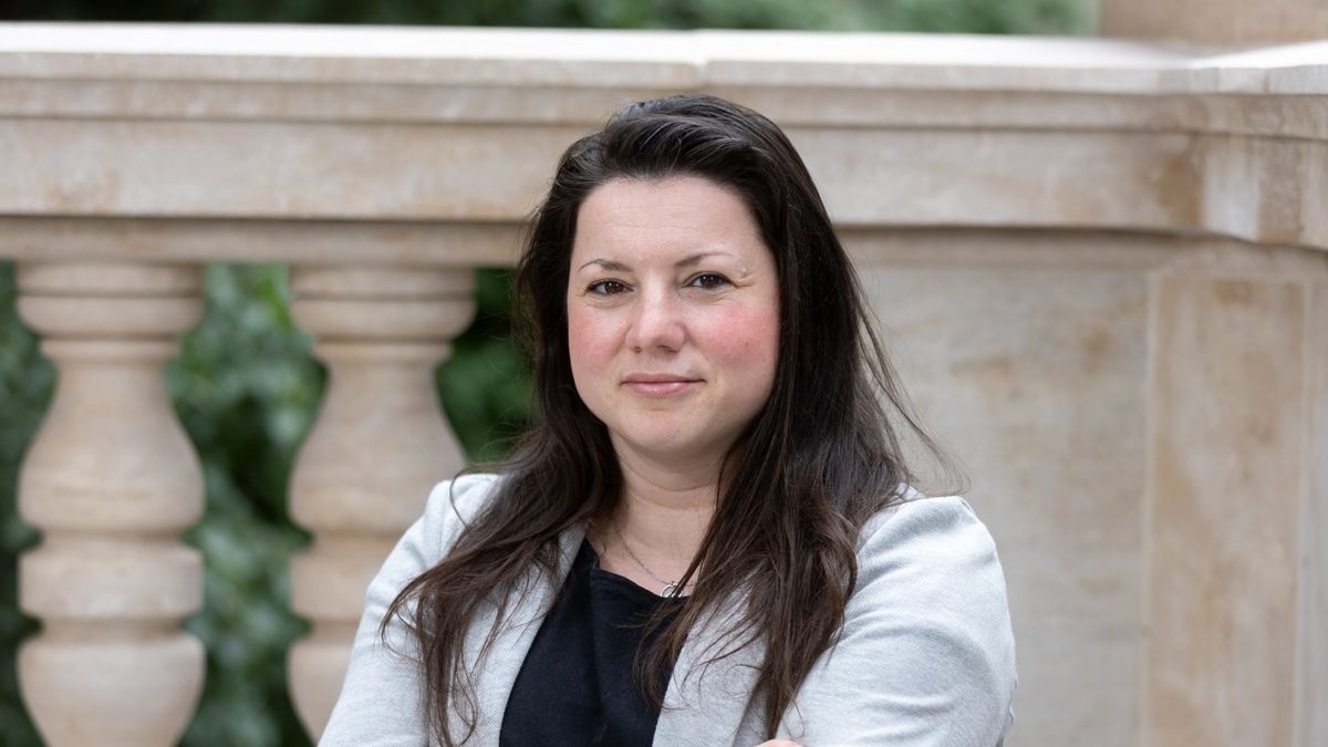 „Egyre több keletnémet kérdi: miért kéne a nyugathoz hasonlítanunk?” – Katja Hoyer történész a Mandinernek