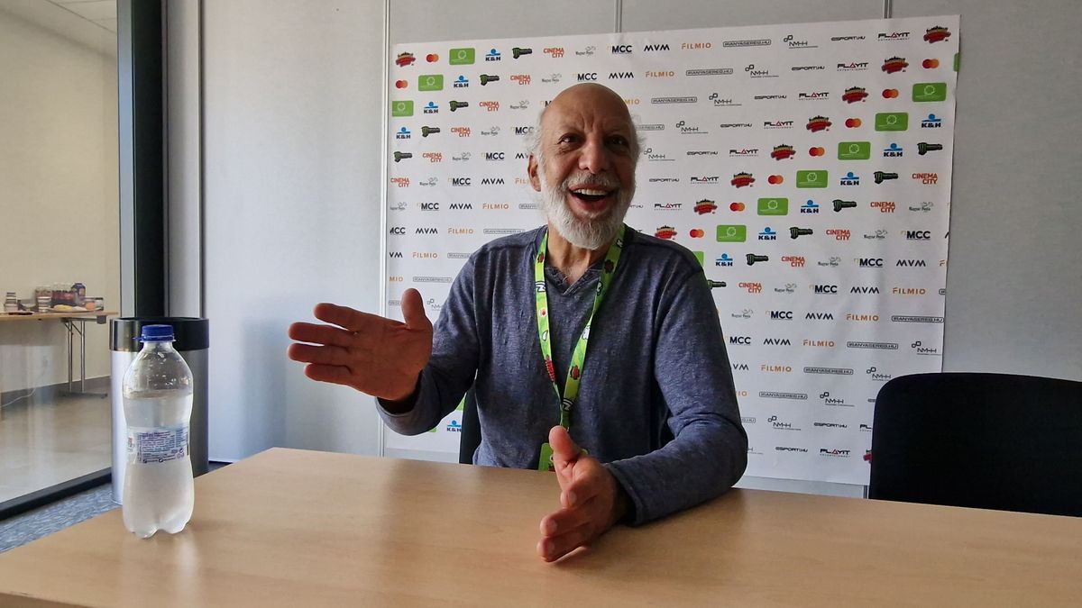 Szívesebben nézem a meztelenséget, mint az erőszakot. Így születünk, nem lőfegyverrel a kezünkben – Erick Avari a Mandinernek