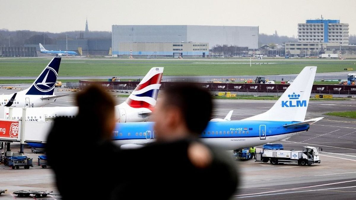 Meghalt egy ember, aki egy repülőgép hajtóművébe esett az amszterdami Schiphol repülőtéren