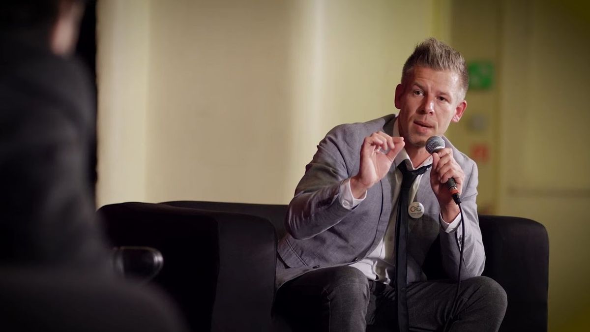 Te egy tőről metszett fideszes politikus vagy, frissebb, mint Orbán, de minden bizonnyal tehetségtelenebb