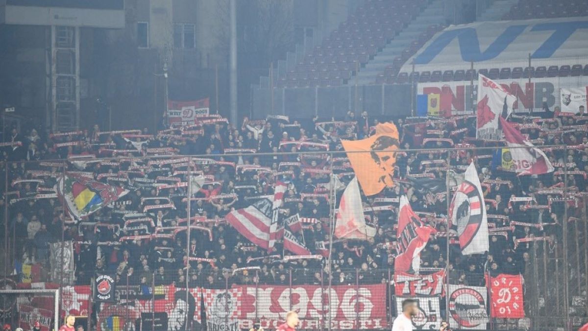Felháborító: a román rendőrök elkobozták a csíkszeredai szurkolók székely zászlóját a sorsdöntő meccs előtt