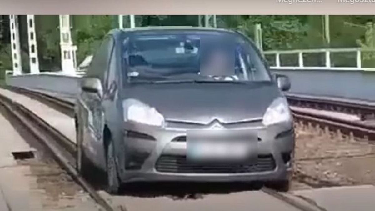 A 37-es villamos felüljáróján hajtott végig Citroenjével egy sofőr Budapesten (VIDEÓ)
