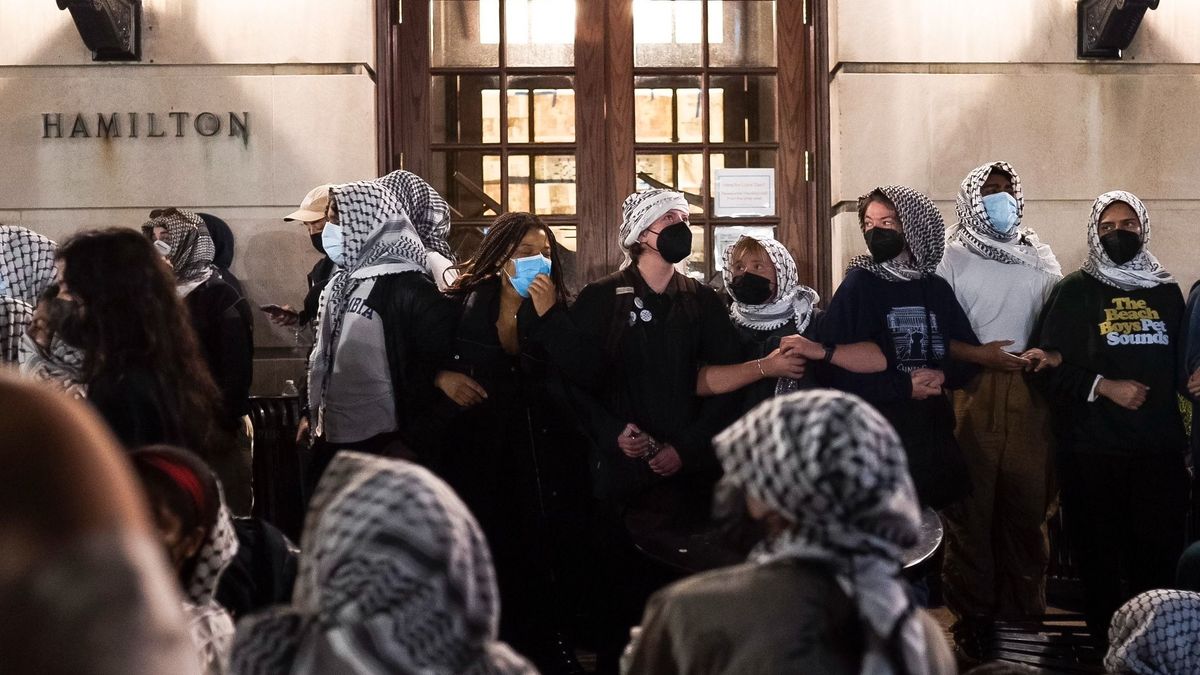 Ha nem látjuk, nem hisszük el: rohamrendőrség zárta körbe a Columbia Egyetem antiszemita tüntetőit – Mandiner