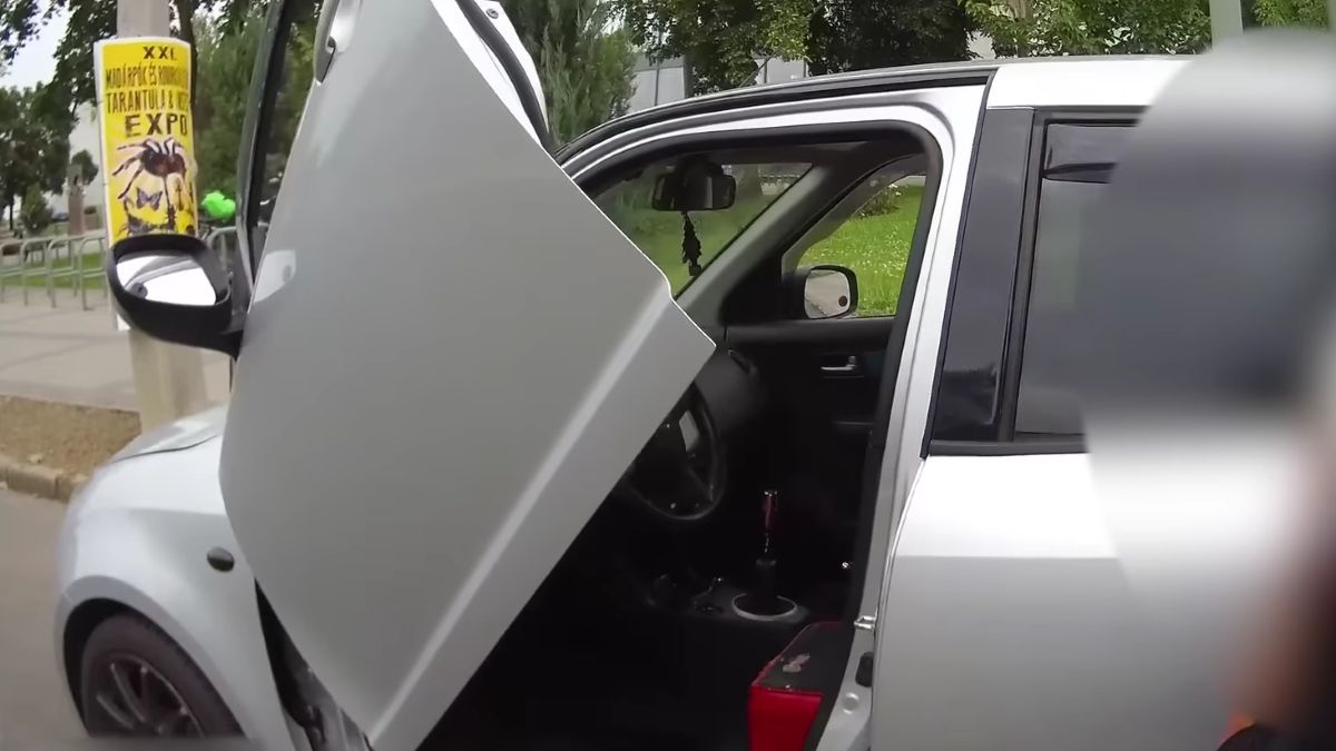 Ilyet még nem látott: Lamborghini-ajtós Suzukit ellenőriztek a rendőrök (VIDEÓ)