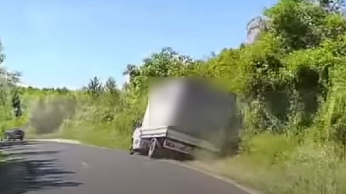 A kisteherautó sofőrjének bravúrján álmélkodik mindenki (VIDEÓ)