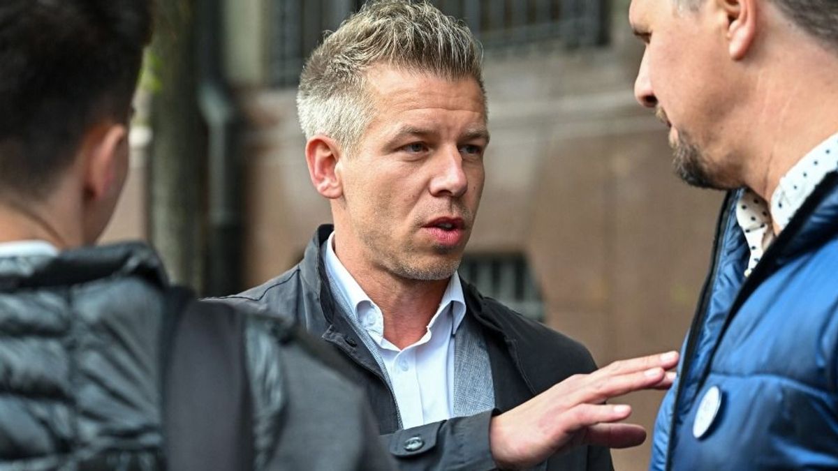 Debrecenben tüntet anyák napján Magyar Péter – övcsatos plakátokkal várják a helyiek