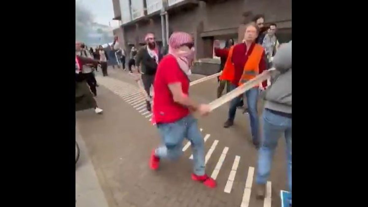 Brutális videón, ahogy botokkal vernek izraeli diákokat Amszterdamban – Mandiner