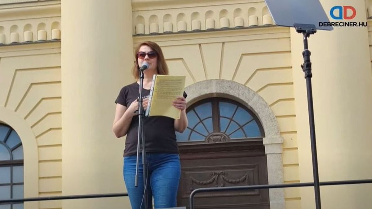 Micsoda véletlen: Magyar Péter akkumulátorgyártás ellen tüntető szónoka benzinkutakat üzemeltet