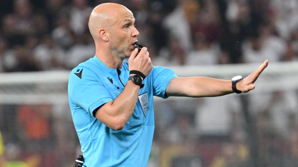 Véget érnek a VAR-botrányok? Hatalmas változtatás jöhet a Premier League-ben