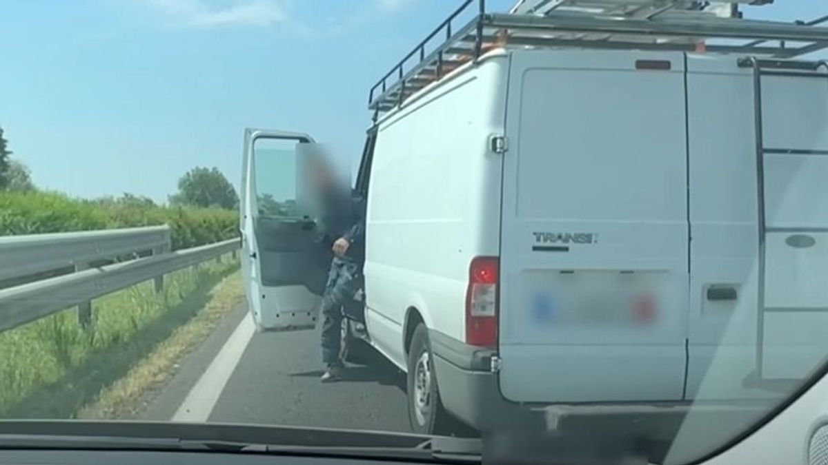 Büntetőfékezésbe kezdett egy kisteherautó, mert levideózták a szabálytalanságát (VIDEÓ)