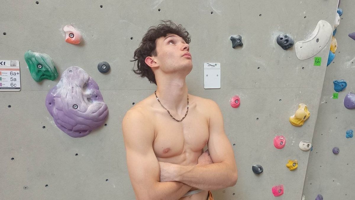A falon át mászna be Párizsba a magyar sportoló
