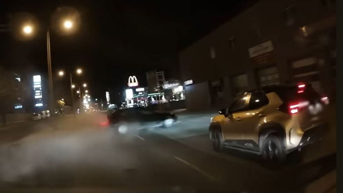 Padlógázzal rongyolt a Meki felé egy autós – nagyon rossz vége lett (VIDEÓ)