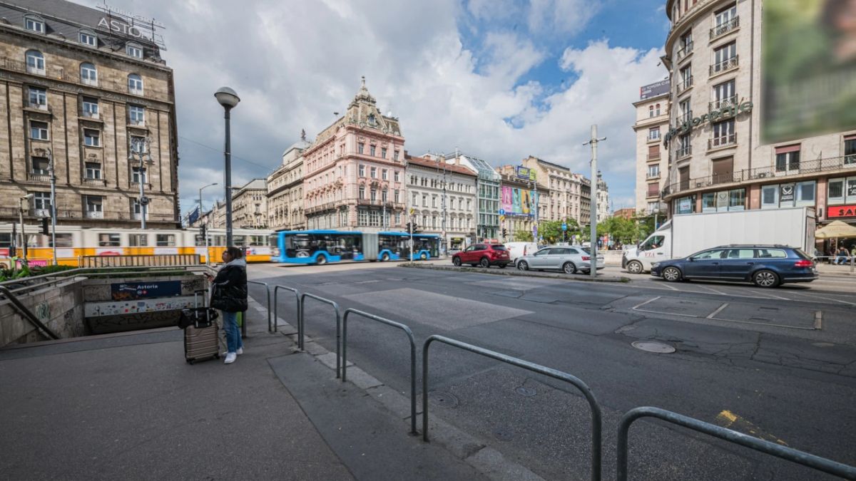 Szándékosan lassíthatja a főváros a zebraépítést az Astoriánál