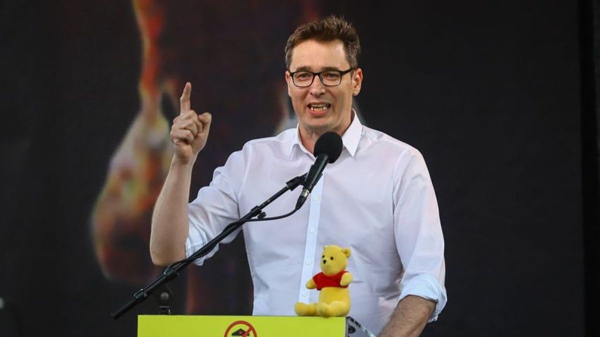 Karácsony Gergely tegnap megosztotta Tóta W. Árpád írását egy önmagát ábrázoló hősies fotó keretében