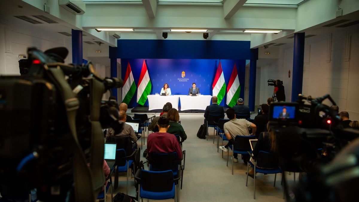 Egymásnak estek az újságírók a Kormányinfón