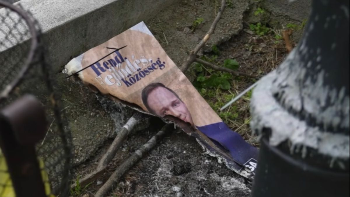 Fideszes plakátokat gyújtottak fel az I. kerületben (VIDEÓ)