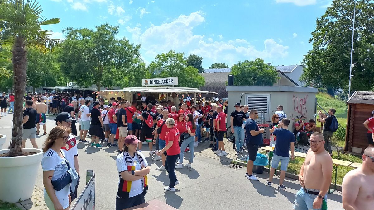A rendőröknek is beköszöntek a magyar szurkolók (MANDINER-VIDEÓ)