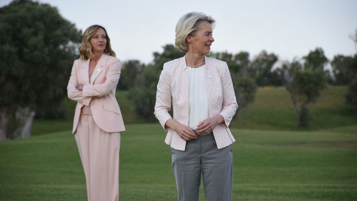 Von der Leyen még az EB-jelentéssel is trükközne Meloni kegyei elnyeréséért